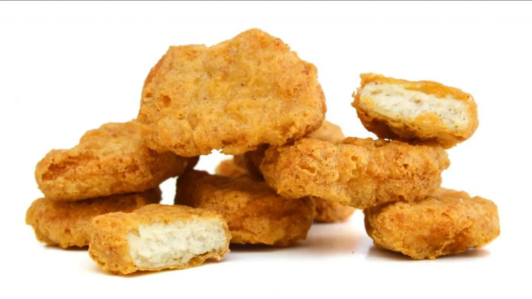 Una chica vegana denuncia a sus amigos porque le dieron nuggets de pollo